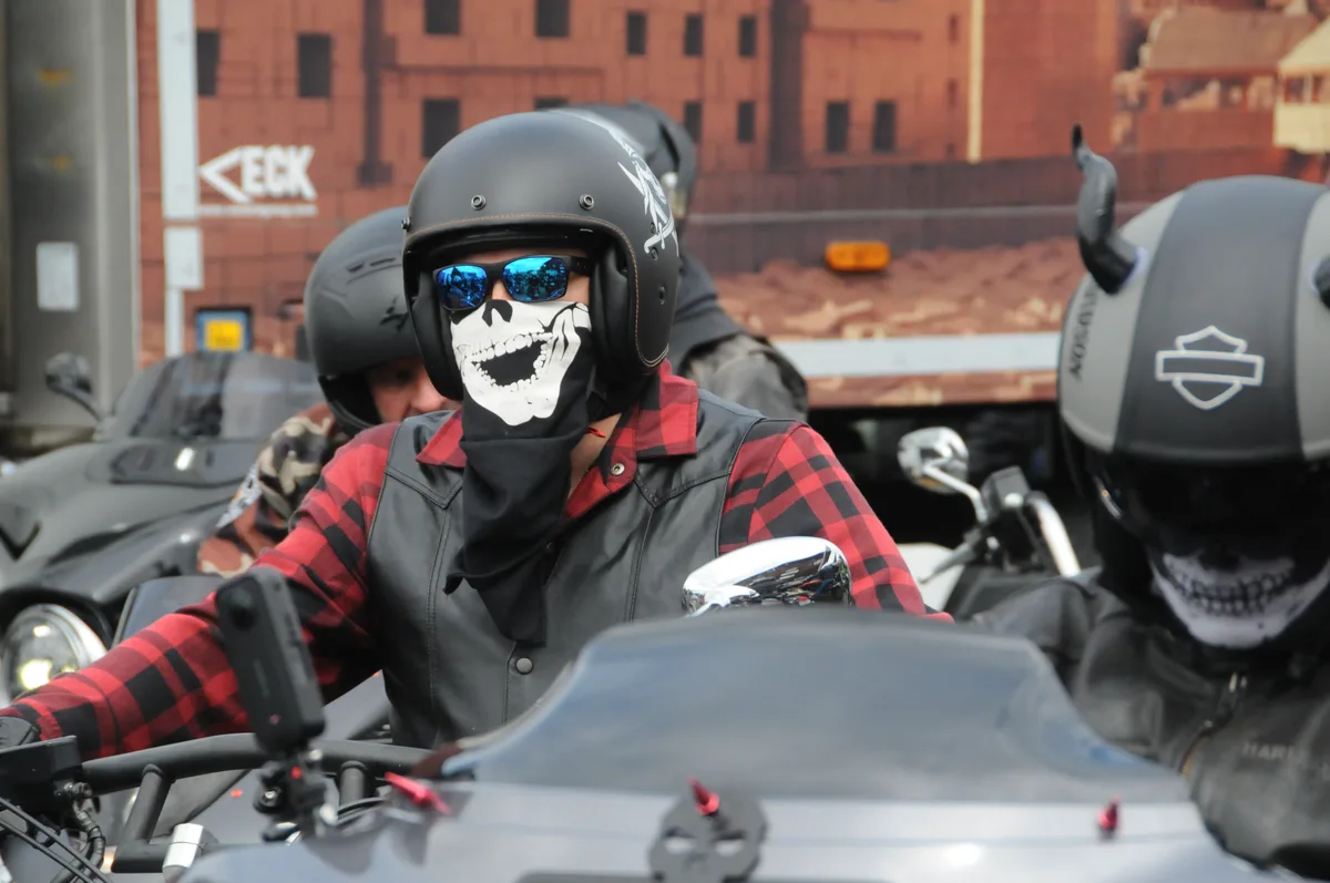 Das Outfit verrät viel darüber, welches Bike man fährt. Knapp 170 Personen nehmen dieses Jahr am traditionellen Ramp Ride teil.